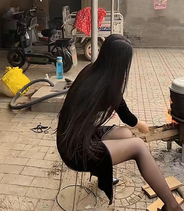 为了当网红,女子不分场合性感摆拍,网友:格外吸引人