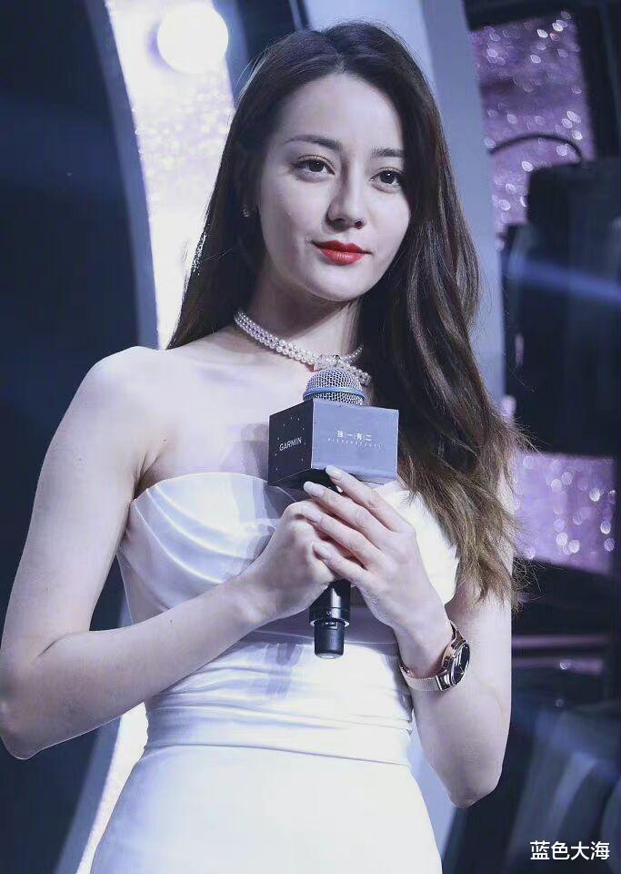 迪丽热巴|看了迪丽热巴的生图才知道，这种鼻子只适合上镜，现实看着怪怪的