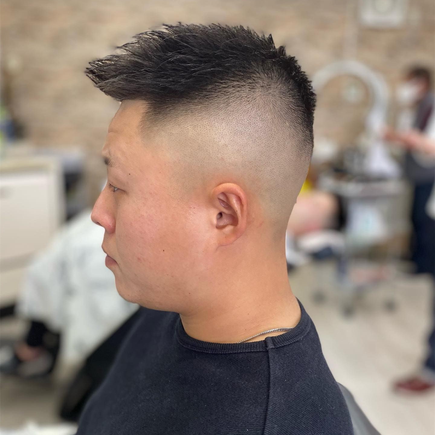 最火的男士夏季发型，两边“推掉”中间造型，精干帅气又有男人味