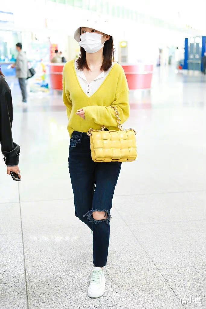 李沁|“李沁”也太有少女感了吧，穿牛仔外套配超短裙，大长腿十分吸睛