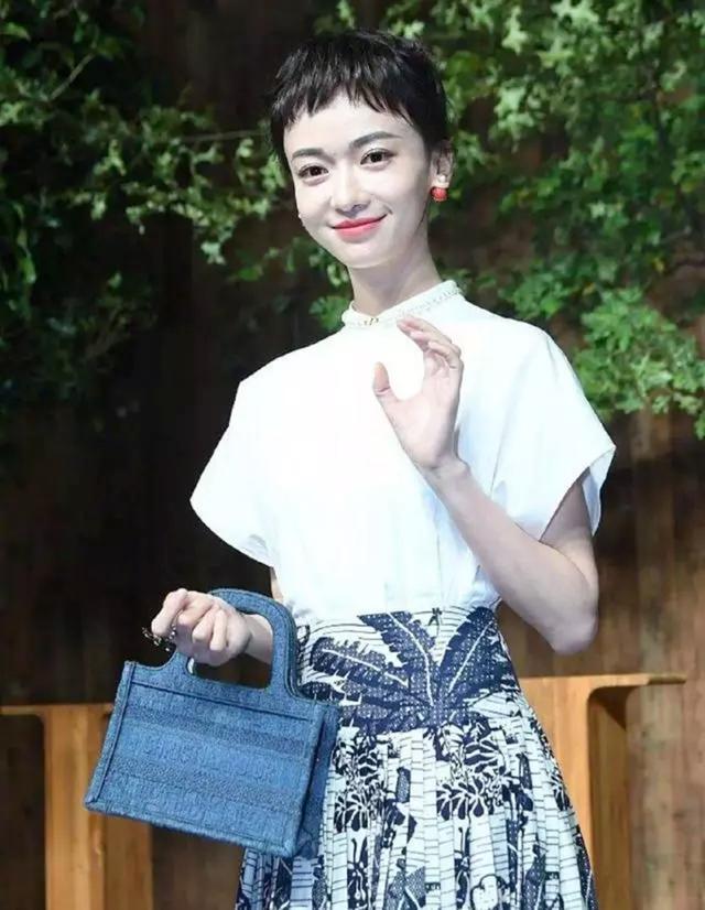 吴谨言 吴谨言怕不是得罪造型师了？狗啃碎刘海+超短发，犹如大妈既视感