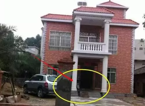 大门|房子大门万万不能朝这地方开，师傅看了摇头，怪不得我家越住越穷