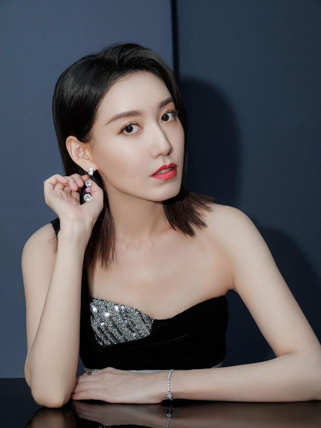 高露|演员高露:中年翻红,嫁直男圈外丈夫,婚后儿女双全幸福美满