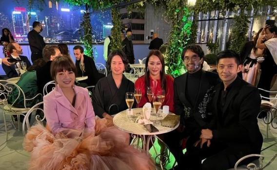 何超琼|二太病逝79天仍未下葬，何超琼何超凤同出镜，聚餐喝酒喝到脸红