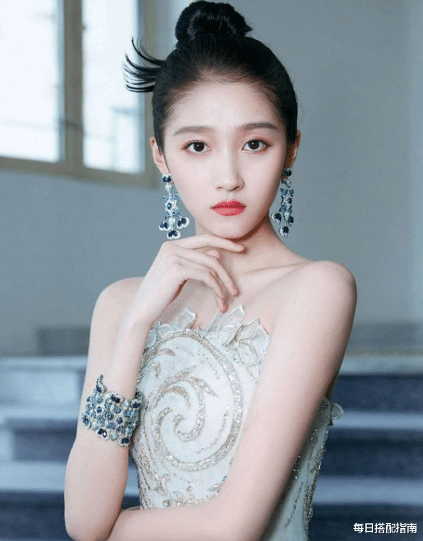 关晓彤|别老关注关晓彤的腿了，她的脸可比大多数人高级！