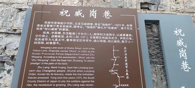 2米宽的长沙老巷子,两旁老房子林立,墙壁上铺满了壁画