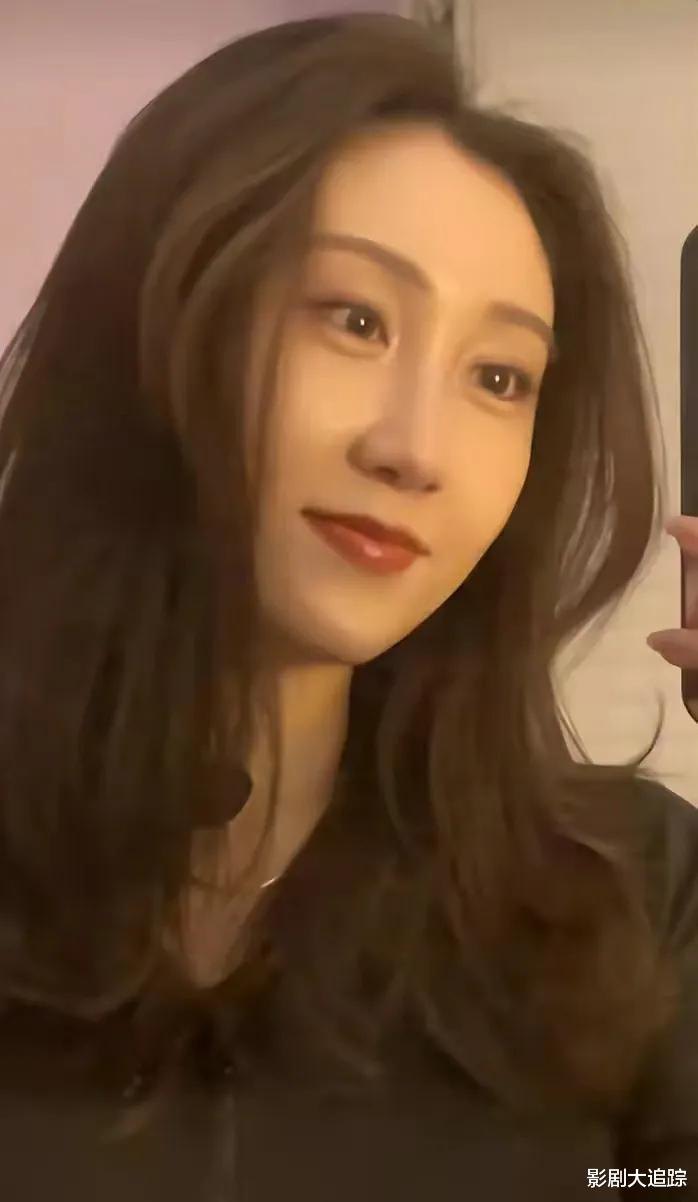 水均益|水均益29岁女儿当央视记者!颜值在线身材性感,一双大长腿最迷人