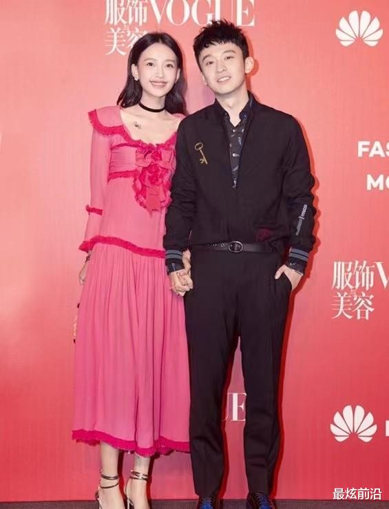 董子健携孙怡亮相，孙怡一袭粉裙少女感爆棚，不愧是京城太子妃