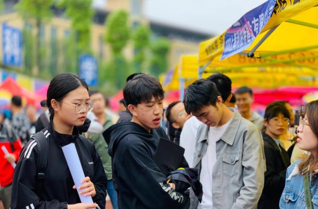 因午休玩手机声音太大遭公司辞退,员工欲索赔15万,处理结果来了