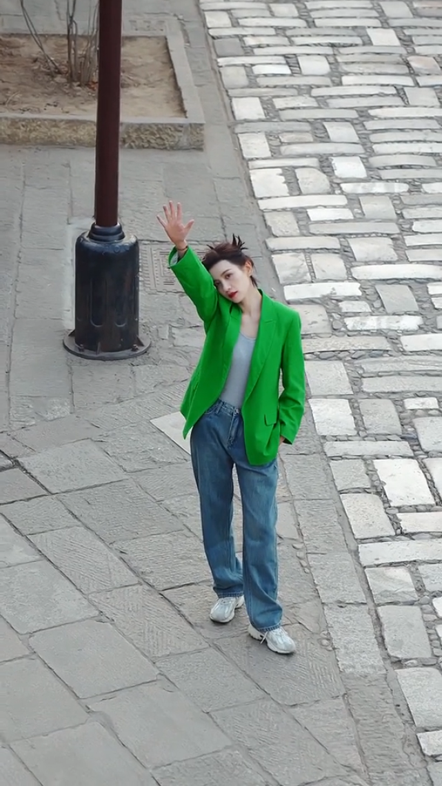 李晓峰|刘恺威女友李晓峰晒苗条美照力破怀孕传闻,与杨幂同款大衣引热议