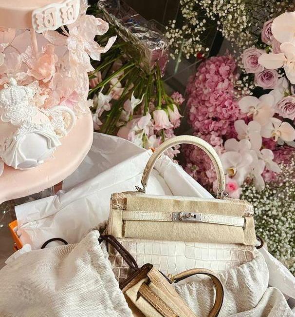 黄晓明|黄晓明带绯闻女友聚餐！两人坐一起玩手机，曾被曝送女方百万包包