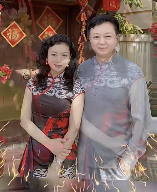 朱军|朱军秀恩爱携妻子拜年,白发明显老太多,谭梅回应未上春晚相关留言