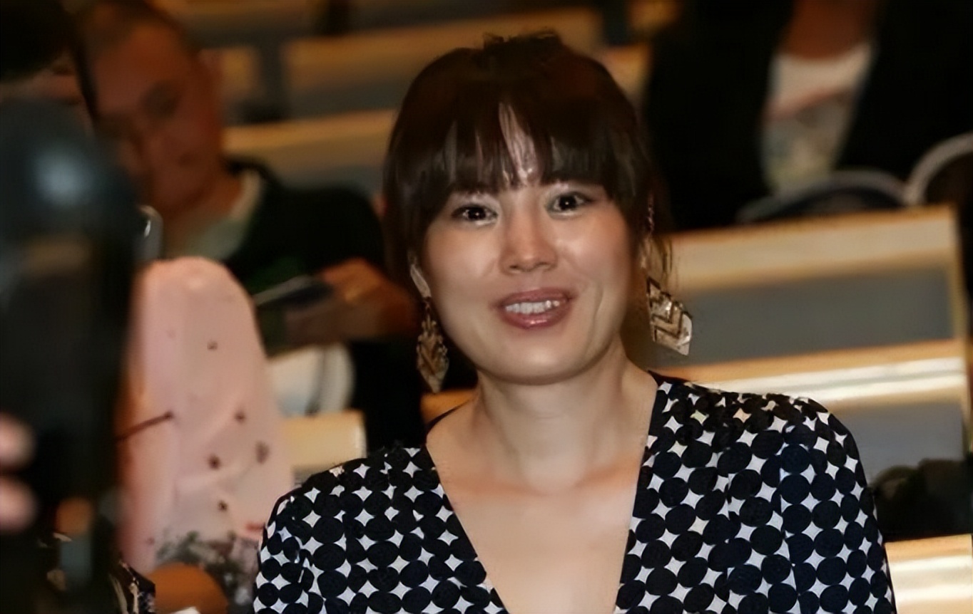 御家汇 段奕宏日籍老婆真有气质!穿印花裙简约不失优雅,意外撞脸宋慧乔