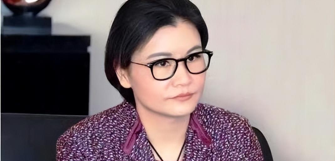 周群飞:靠“玻璃”赚427亿成女首富,早年嫁老板,后嫁自家司机