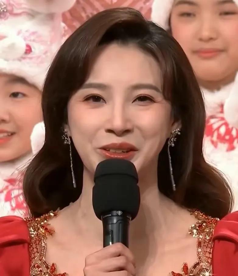 美甲 ?春晚主持人3大亮点!尼格买提黑眼圈实力抢镜,马凡舒发型引热议!