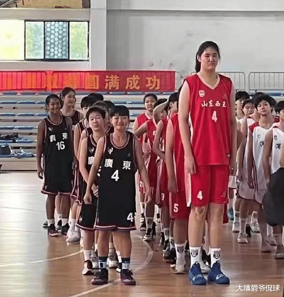 山东男篮|2米3女姚明现身山东男篮训练场 网友：陶汉林与她比就是小鱼儿