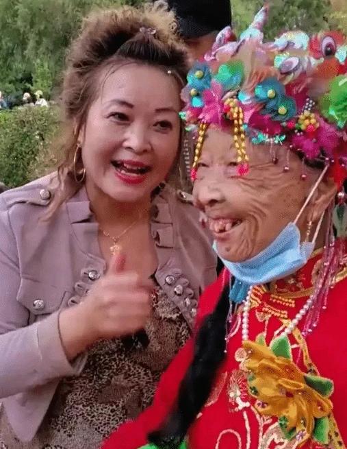 85岁马玉琴携少夫带货,美颜失败被批像出土文物,网友:辣眼睛