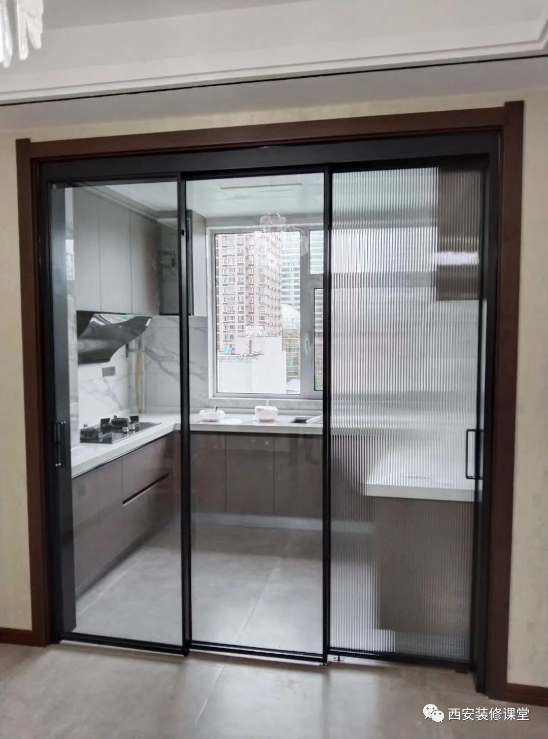 大砖通铺厨房,空间更有延伸感