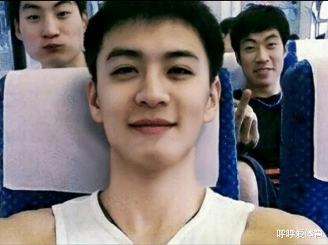 潘迎紫|杨鸣妻子久违现身,晒一家四口合照宣示主权,老公太帅很苦恼