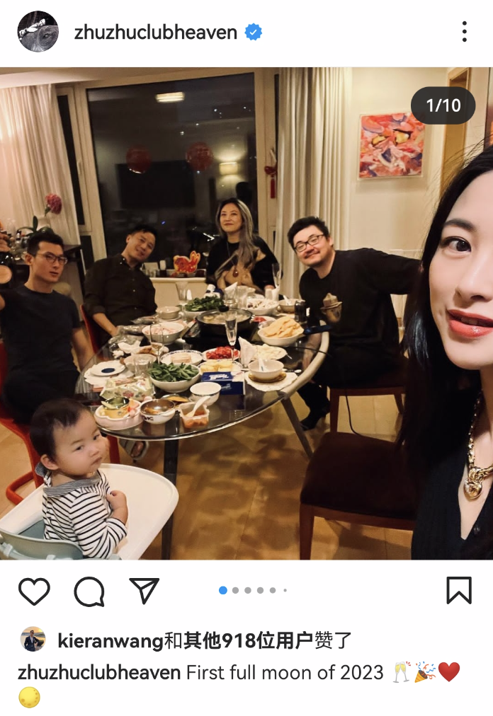 朱珠|朱珠一家三口过元宵,女儿发型像徐志胜,假装打电话流露大佬气质