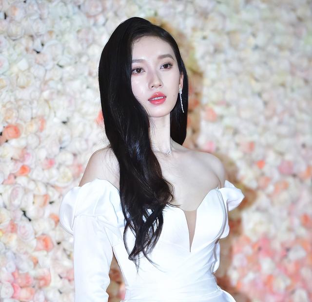 毛晓彤|红毯生图成女星“照妖镜”:毛晓彤脸僵,朱迅狰狞,沈梦辰又变了