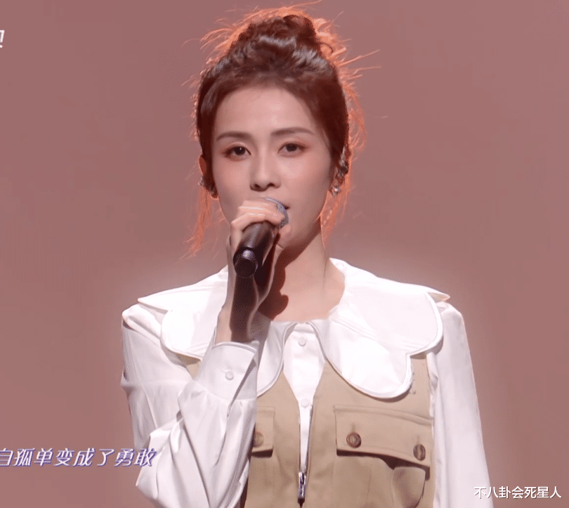 跨年 ?26位女星跨年争艳大戏:杨幂穿貂,杨紫撩开刘海,一个比一个有招