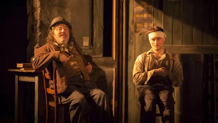 哈利·波特|孩子们的哈利波特，八千万片酬换人生停滞，他早成爱喝酒的矮大叔