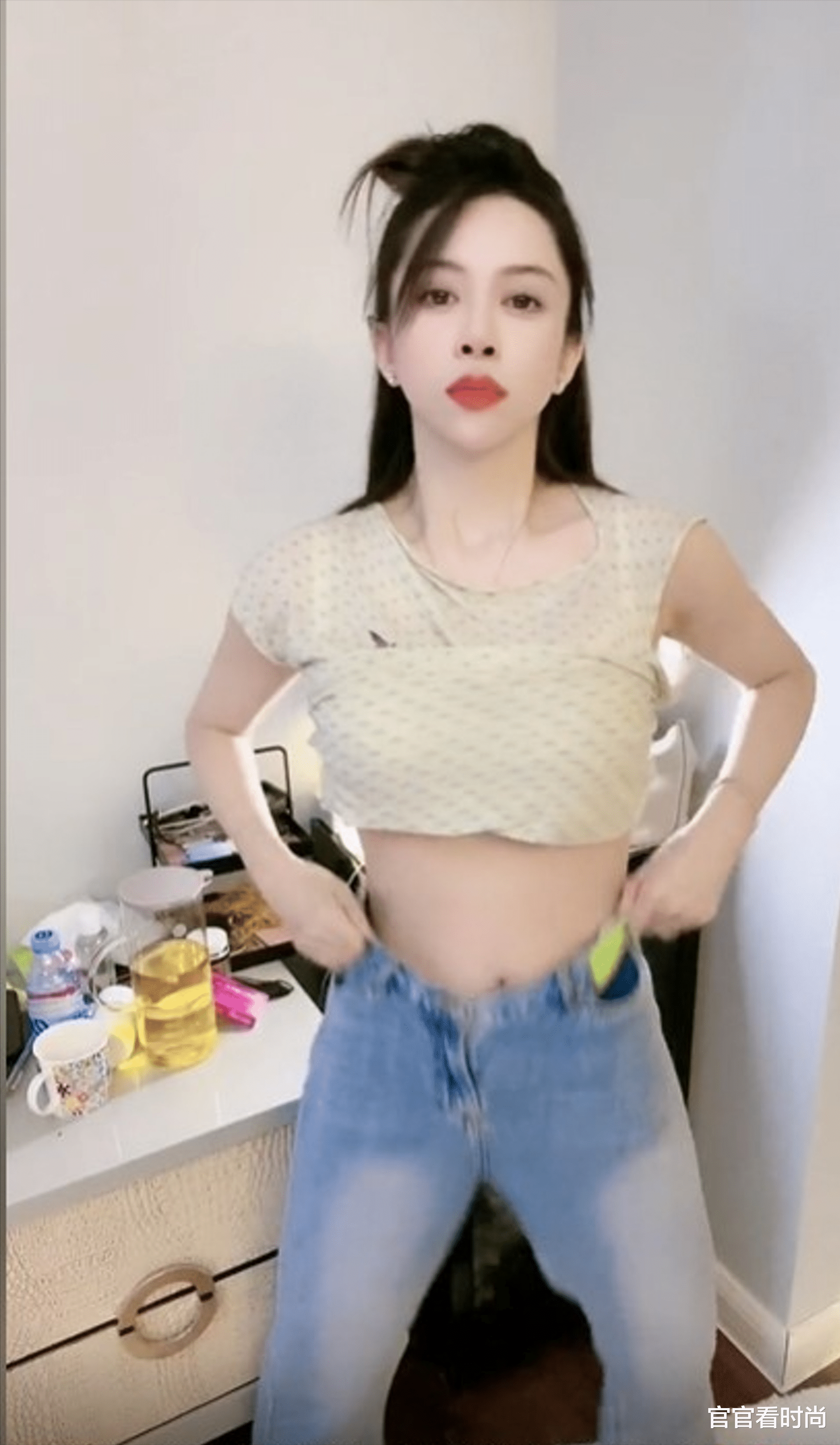 林峰|潘霜霜穿中空装扭腰跳舞：空间狭窄环境简陋，林峰知道吗？