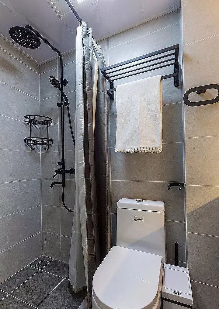 小户型卫生间就用浴帘来做个干湿分离吧,更省空间