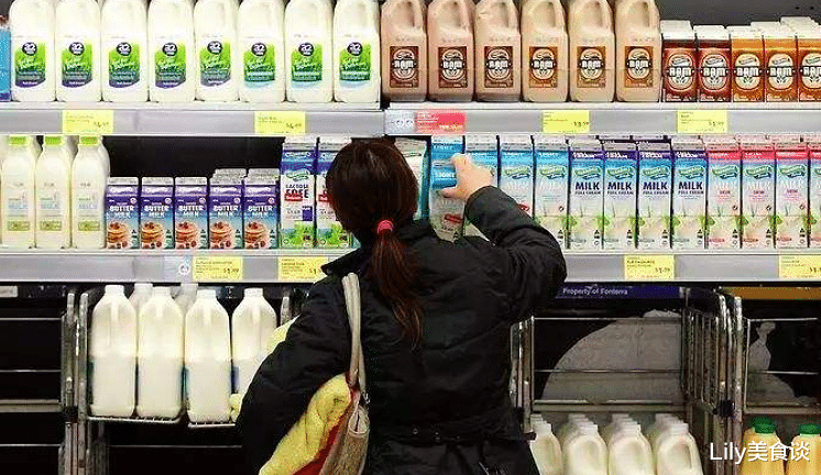 超市买牛奶时,不管是啥牌子,认准这“三个字”,选出优质纯牛奶