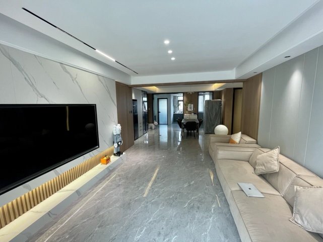 120平现代无主灯设计,通铺瓷砖+无茶几,客餐厅真的很显