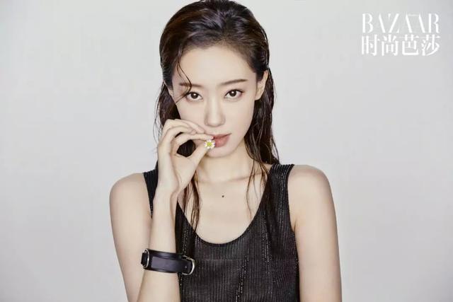 张小斐|张小斐拍时尚写真大秀美背：性感妩媚，堪称吸睛指数爆棚