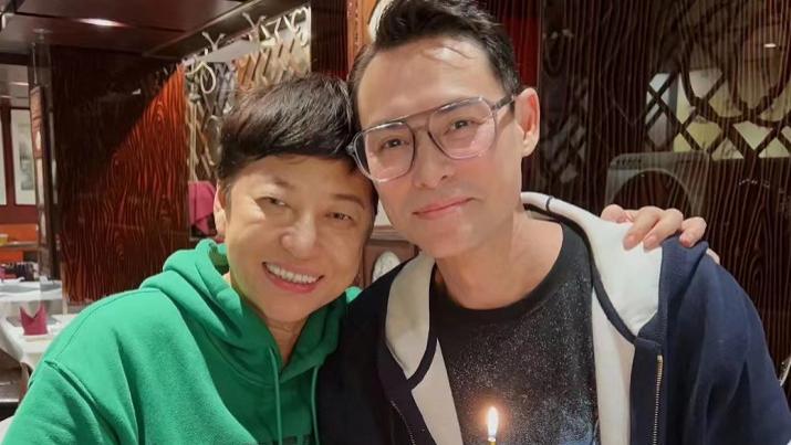 海俊杰|海俊杰迎50岁生日，与小13岁妻子贴面秀恩爱，女方身材圆润显富态