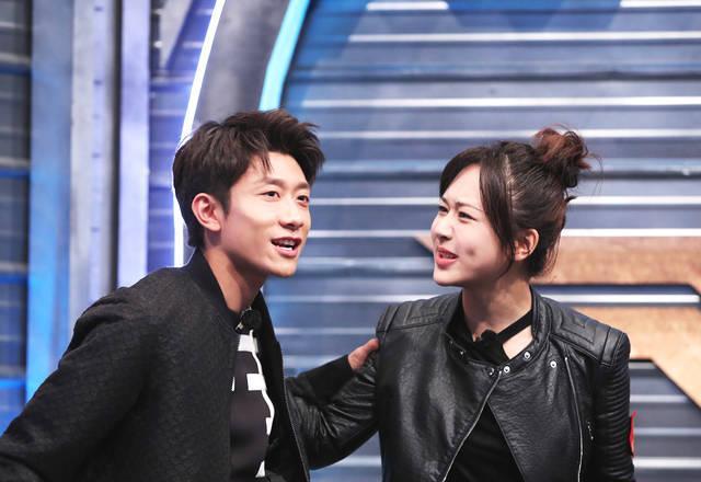 杨紫|杨紫去姐妹家聚会,坐C位被热情款待,穿衣打扮看出高情商