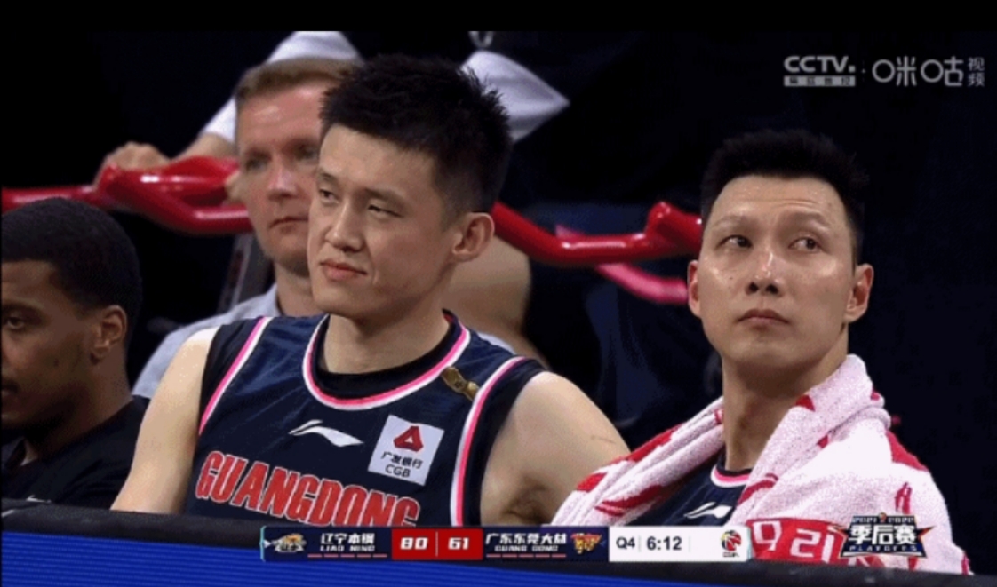 广东男篮|破案了！广东提前投降，谁注意到周鹏？皱眉+撇眼，为何如此？