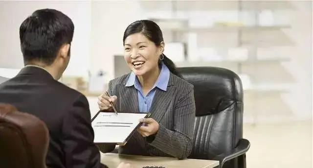 求职|女子被面试官当面撕毁简历,公司回应:只是简单销毁,不是侮辱