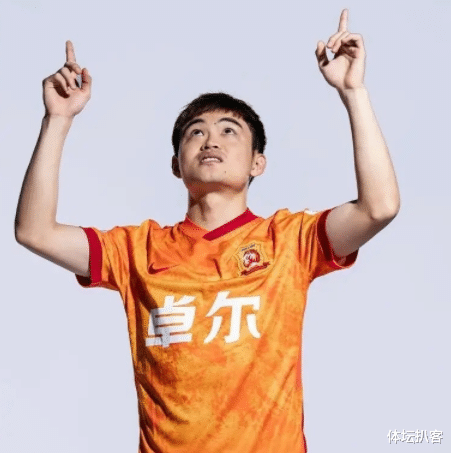马刺队|武汉队球员集体逼宫！24岁国脚太惨了：1年内，遭遇球队解散+欠薪