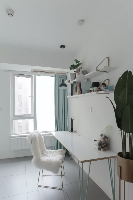 她家不豪华,简约到电视墙都舍弃,可一进屋就把我吸引,理想之家