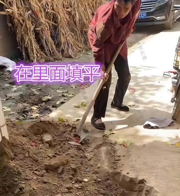 婆婆出门忘带钥匙,巧用铁锨“挖地道”进门,网友:高手在民间