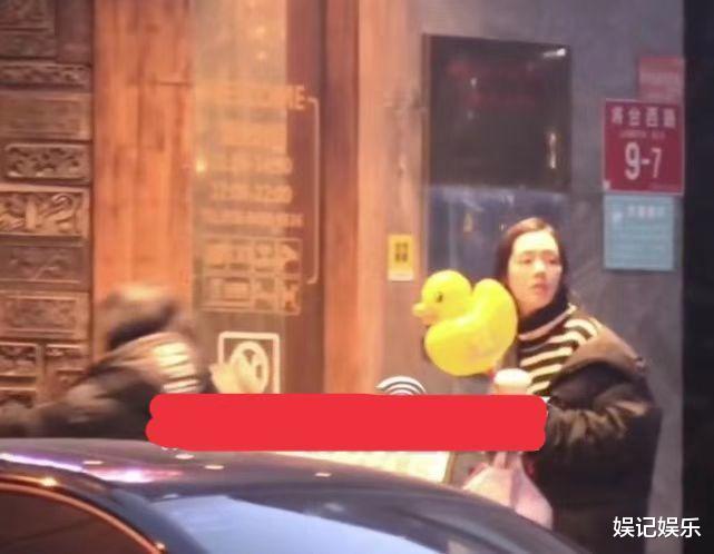 郭碧婷|郭碧婷挺大肚抱娃购物，cora有专人帮拿玩具，小公主超有排面