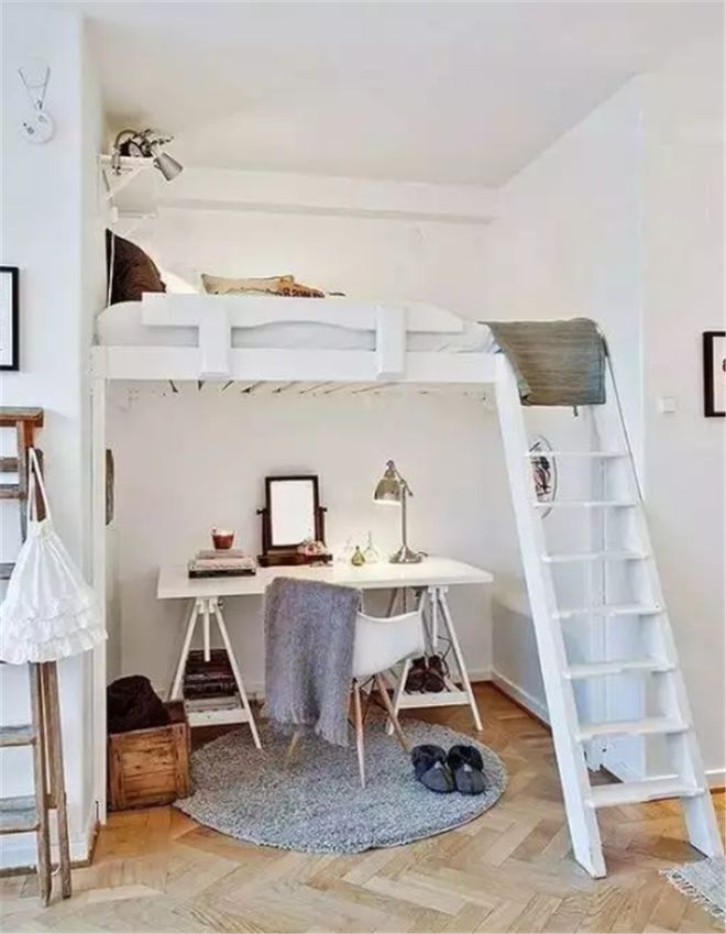 35㎡小公寓,夫妻俩把床抬高1米后睡在“盒子”里?这设计够巧妙