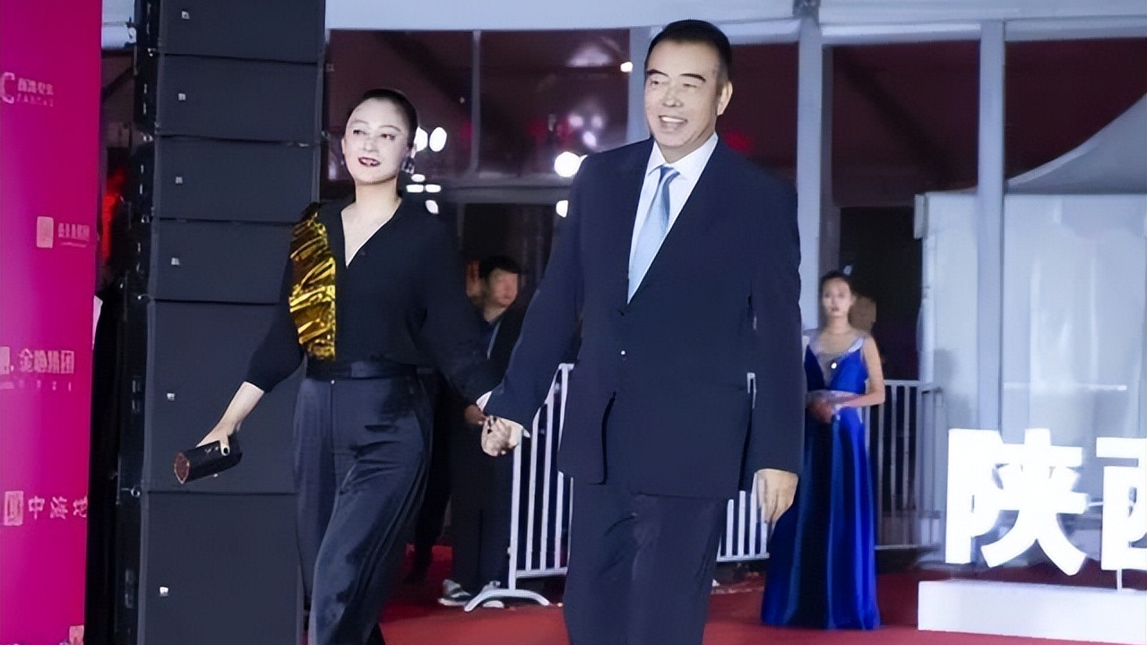 陈红|陈红陈凯歌牵手亮相！陈红大16岁老公面前似女儿，生图比老公还老