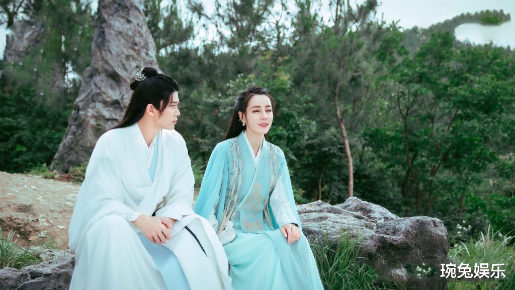 迪丽热巴|停更4天，上星剧《特战荣耀》不及网剧，迪丽热巴任嘉伦《与君》稳坐榜首