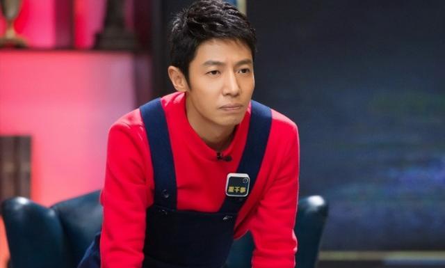 撒贝宁|撒贝宁陪妻儿出游!女儿打扮普通头发乌黑浓密,李白牵儿子走前面