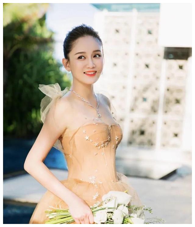 曝陈乔恩烟瘾大！酒店房间内满地烟头太难打扫，与镜头前判若两人