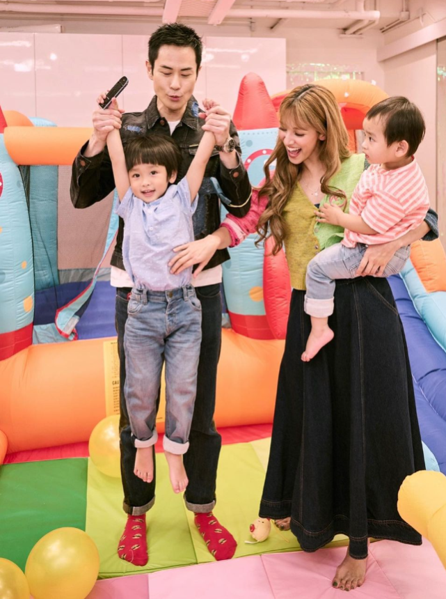 |郑嘉颖娇妻晒全家福庆祝母亲节，陈凯琳获老公喂食满脸幸福，两子颜值高