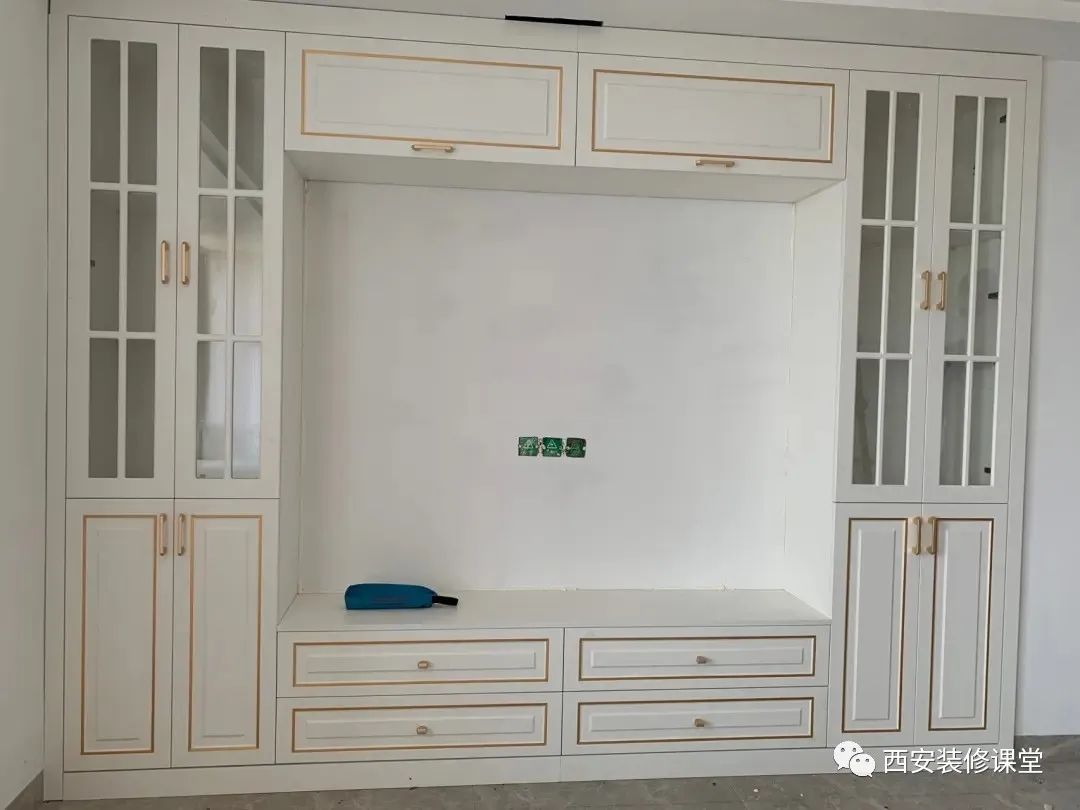 电视墙翻车，客厅就毁了