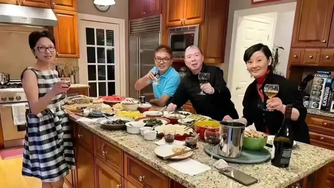 冯小刚|冯小刚跑去美国的背后逻辑：小崔爆料是导火索，观众不买账是诱因