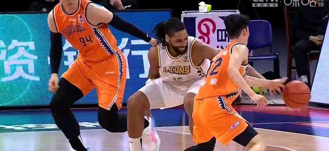 上海男篮|拒绝投降!上海双枪31+力挽狂澜 戴昊6分3断成奇兵 王博低估李春江