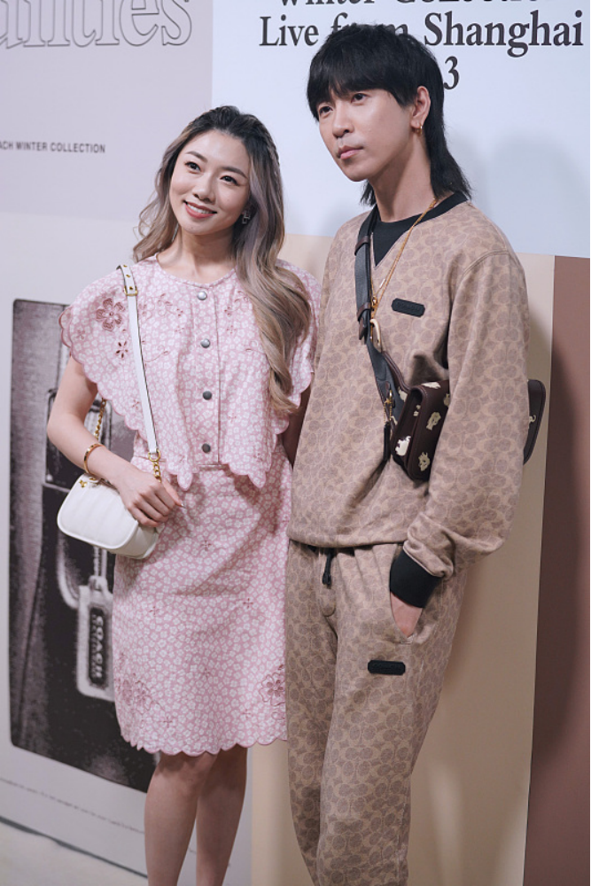 程晓玥|程晓玥离开郑恺之后过得更精致了，穿印花裙秒变小女人，真甜美